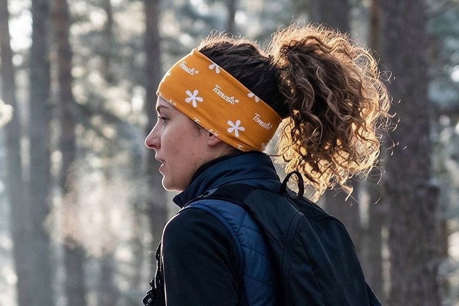 multifunctioneel sjaaltje in gebruik als hoofdband om warmer te houden